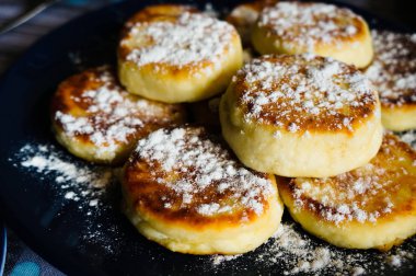 ev tarifi, mavi tabakta kremalı peynirli krep.