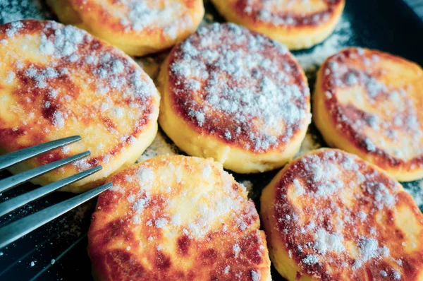 Hüttenkäse Pfannkuchen Mit Puderzucker Auf Blauem Teller Hausrezept — Stockfoto