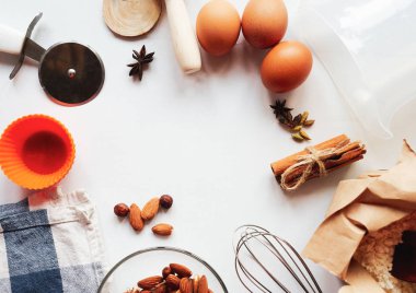 pizza malzemeleri arka plan veya ekran koruyucu için beyaz bir masaya saçılmış