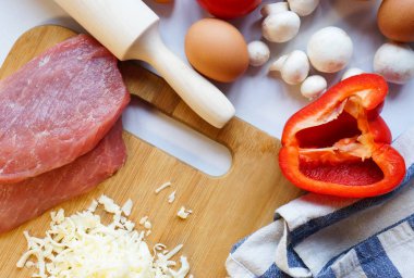 pizza malzemeleri arka plan veya ekran koruyucu için beyaz bir masaya saçılmış