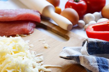 pizza malzemeleri arka plan veya ekran koruyucu için beyaz bir masaya saçılmış