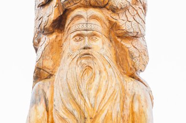 Mühür ve işaretlerle ahşaptan yapılmış antik bir heykel, eski inanç.