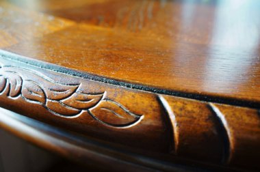 Büyük ahşap bir masaya ahşap oyma.