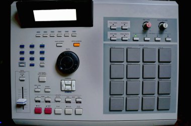 Ped 'li klasik davul makinesi hip hop enstrümantal yapıyor
