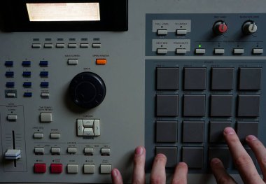 Ses kayıt ekipmanı. Hip hop müzik yapımcısı düğme prodüksiyon denetleyicisi cihazına vuruyor. Disk jokeyi Pads.Media üretim merkezinde ritim tutuyor. Beat maker müzik yaratıyor