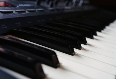 Klavye çalan bir müzisyenin elleri