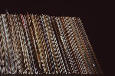 Paketteki bir raftaki vinil plaklar, arka plan ve illüstrasyon için