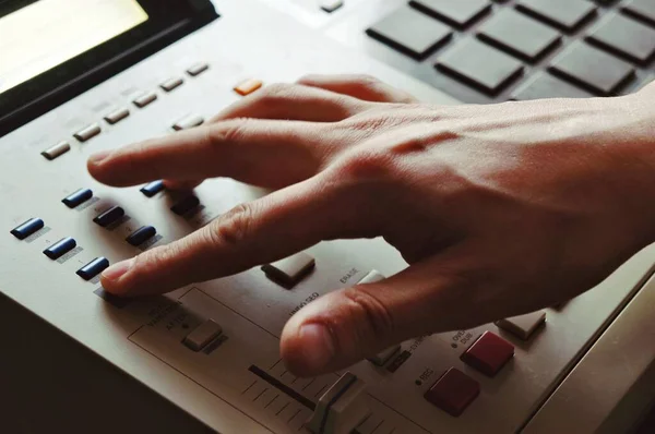 Man Maakt Muziek Een Beat Machine Handen Een Midi Toetsenbord — Stockfoto