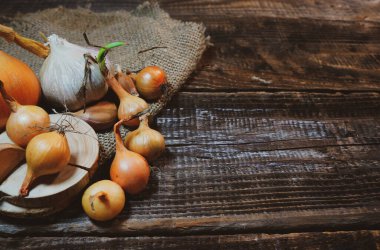 Köknar için soğan ve eski ahşap bir masada karanfil, bir arkaplan için bir yazı için, bir toprak sembolü.