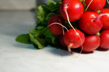 Bir sürü taze turp ve vitamin zengini, mevsimlik sebzeler.