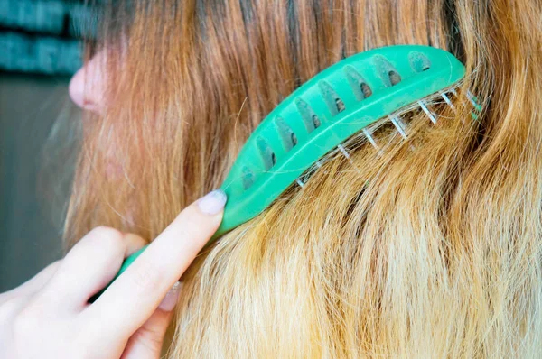 Una Chica Peinándose Pelo Con Peine Verde — Foto de Stock