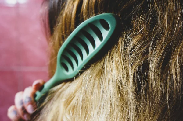 Uma Menina Pentear Cabelo Com Pente Verde — Fotografia de Stock