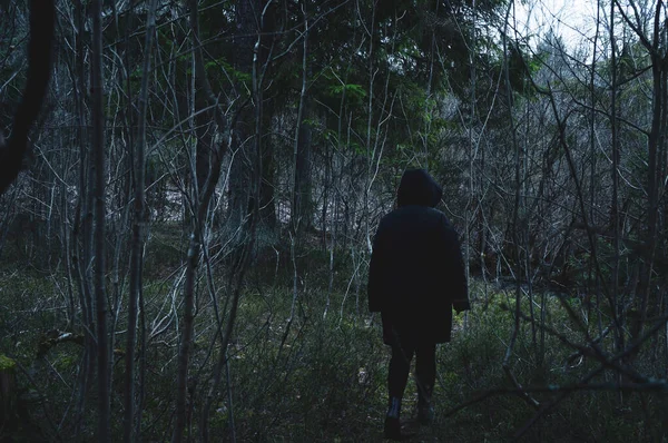 Ένα Κορίτσι Κουκούλα Και Μαύρα Ρούχα Περπατά Ένα Σκοτεινό Δάσος — Φωτογραφία Αρχείου