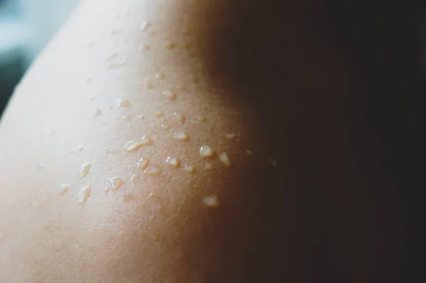 Épaule Féminine Nue Avec Des Gouttes Eau — Photo