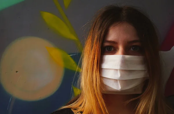 Protecção Contra Doenças Infecciosas Coronavírus Menina Vestindo Uma Máscara Higiene — Fotografia de Stock