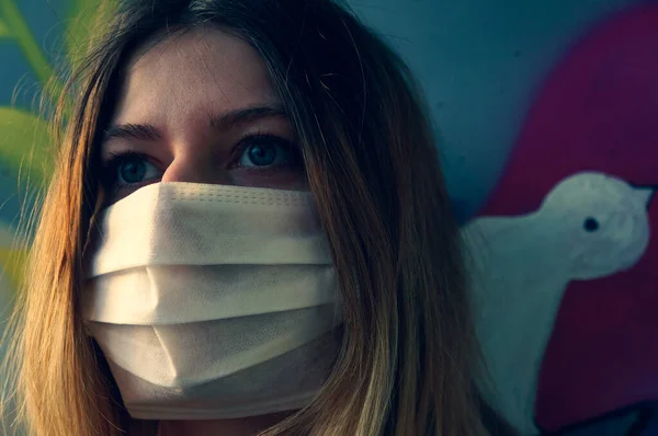 Protecção Contra Doenças Infecciosas Coronavírus Menina Vestindo Uma Máscara Higiene — Fotografia de Stock