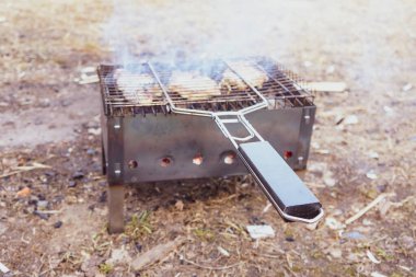  Sokakta barbekü. Barbekü ve kebap. Hafta sonu ve açık havada ızgara et.