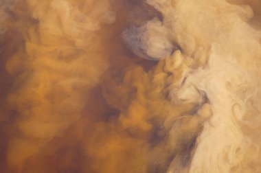 Çamur ve su birleşir, zehirli bir sıvı teması oluşturur. Toprak hareket eder, kahve sütle karışır, şekil ve renklerin soyutlanması, arka plan ve metnin için...