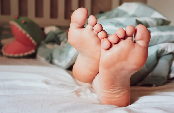 Nohy Dívky Posteli Dece Víkendové Ráno Lenost Vstávat Vstávat — Stock fotografie
