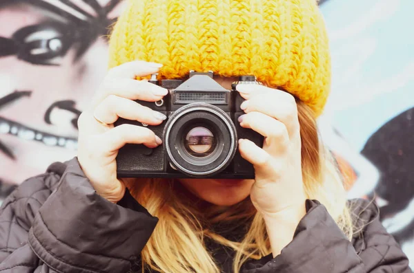 Genç Bir Kız Şapkalı Bir Fotoğrafçı Klasik Bir Kamerayla Çerçeveleri — Stok fotoğraf