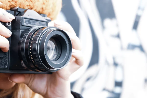 Junges Mädchen Fotografin Mit Hut Und Vintage Kamera Schießt Bilder — Stockfoto
