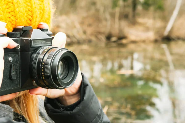 Kız Kozalaklı Ormanın Arka Planında Eski Bir Film Kamerasıyla Çekim — Stok fotoğraf