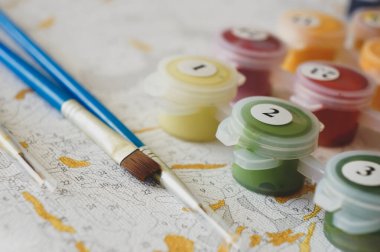 Fırça ve boyalarla numaralarla resim yapmak, ev eğlencesi ve eğlence.