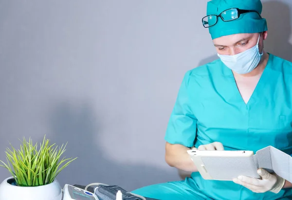 Male Doctor Examines Ultrasound Pictures — Stock Photo, Image