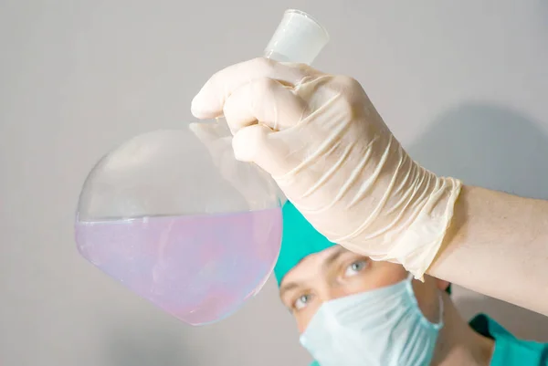 Egy Orvos Orvosi Maszkban Gumikesztyűben Megnézi Teszteket Egy Flaskában — Stock Fotó