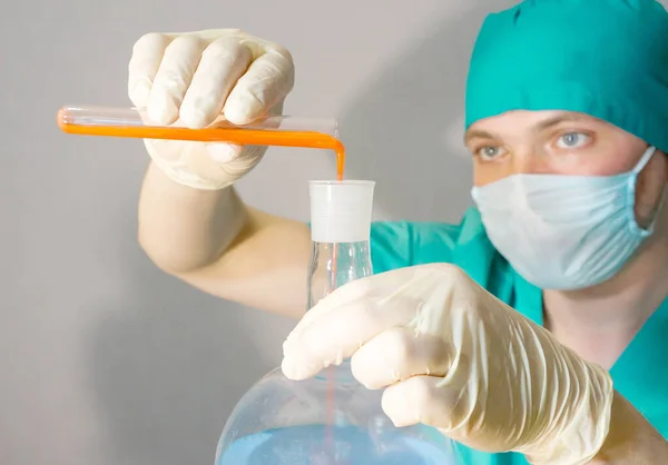 Egy Orvos Orvosi Maszkban Gumikesztyűben Megnézi Teszteket Egy Flaskában — Stock Fotó