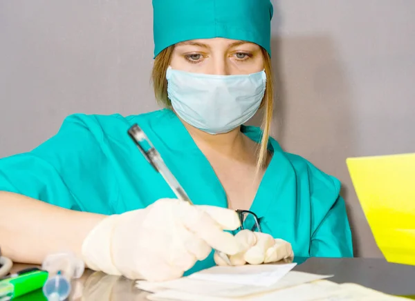 Ärztin Uniform Arbeitet Mit Dokumenten Tisch — Stockfoto