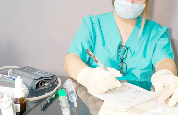 Médico Menina Uniforme Trabalha Com Documentos Mesa — Fotografia de Stock