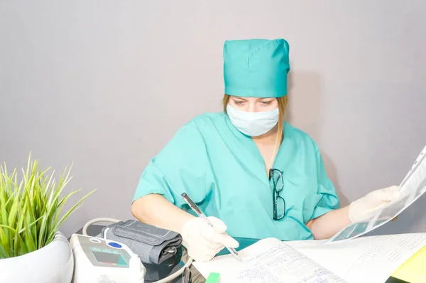 Ärztin Uniform Arbeitet Mit Dokumenten Tisch — Stockfoto