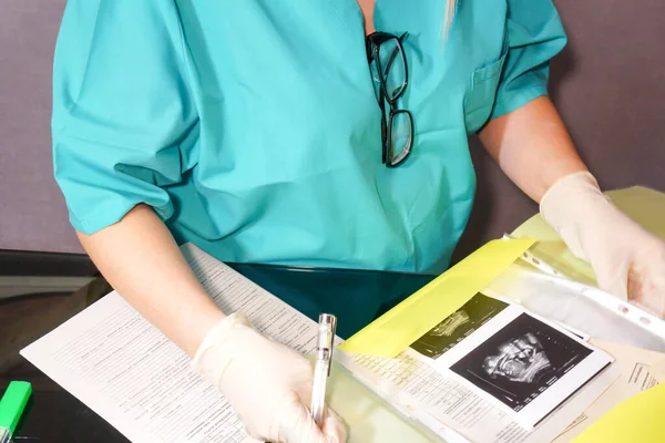 Κορίτσι Γιατρός Στολή Λειτουργεί Έγγραφα Στο Τραπέζι — Φωτογραφία Αρχείου
