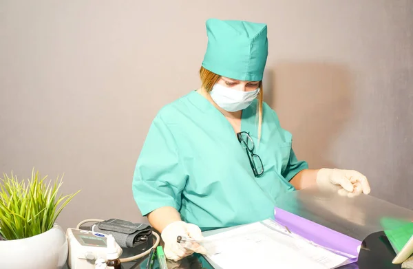 Dokter Gadis Berseragam Bekerja Dengan Dokumen Meja — Stok Foto