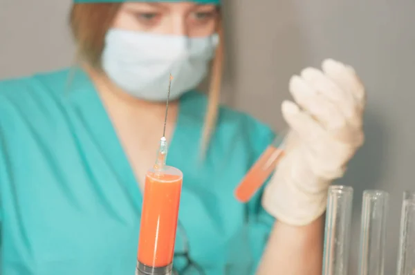 Egy Orvos Orvosi Maszkban Gumikesztyűben Megnézi Teszteket Egy Flaskában Egy — Stock Fotó