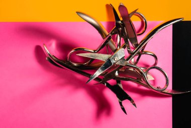 Renkli bir arkaplanda manikür setinin soyut kurulumu