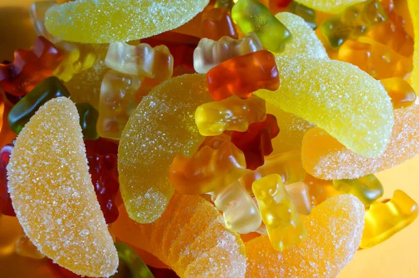宏观照片彩色果酱果冻糖果 绿色和橙色果冻糖果的甜味 — 图库照片