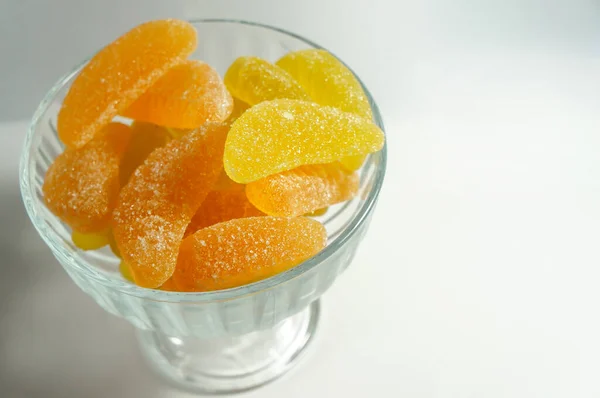 白底糖缸中的柑橘类果酱 — 图库照片