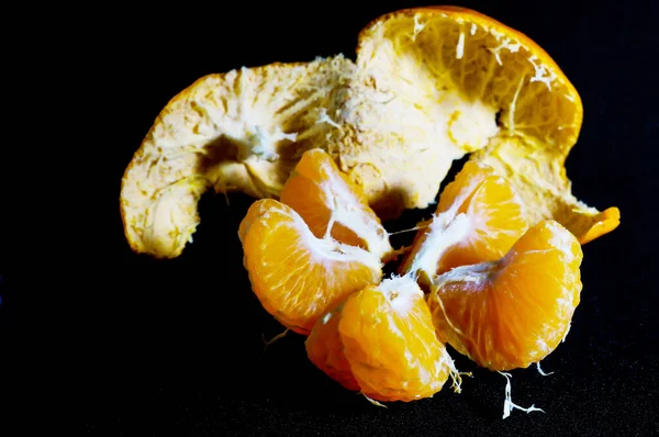 Demonterad Orange Mandarin Bredvid Huden Svart Bakgrund — Stockfoto