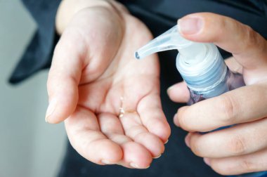 Kadınlar ellerini alkol jeliyle ya da antibakteriyel sabun dezenfektanıyla yıkıyor. Hijyen konsepti. Mikrop ve bakterilerin yayılmasını önler ve koronavirüs enfeksiyonunu önler.