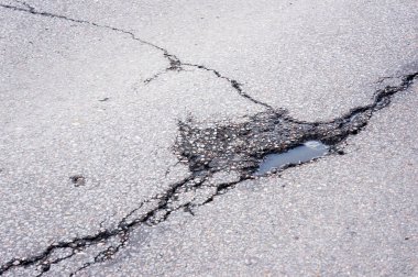  Asfaltta çatlaklar ve yol sorunları var.