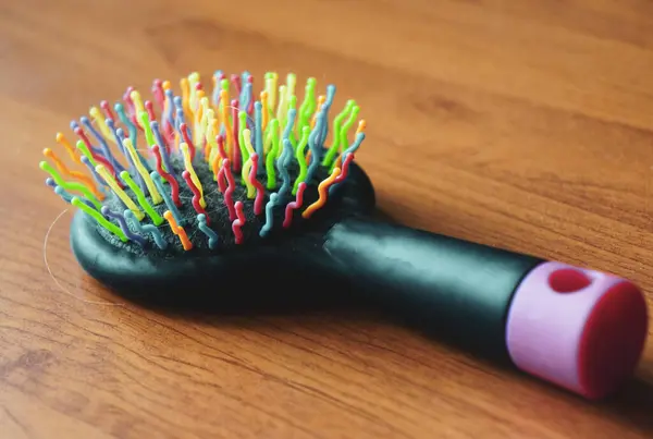 Mehrfarbiger Kamm Mit Haaren Auf Dem Tisch Haarausfall — Stockfoto