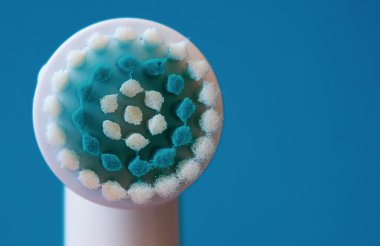 Mavi arkaplandaki makyajı temizlemek için özel bir fırça. Deri bakımı konsepti. Yüksek teknoloji güzelliği.