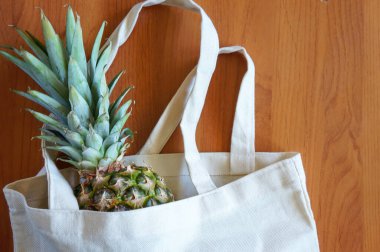 Market çevre dostu torbadan fırlayan ananas, düzgün beslenme ve plastik torbaların reddedilmesi kavramı.