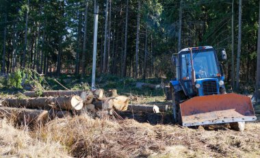 Traktör orman tahribatından günlükleri çekiyor