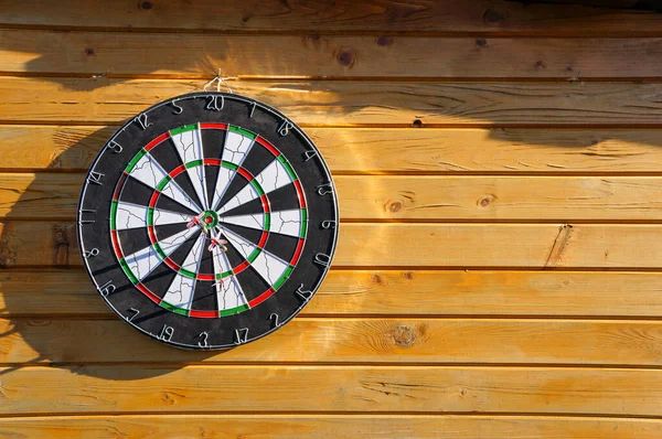 Darts Ozni Fából Készült Háttérrel Barátokkal Családdal Lógni — Stock Fotó