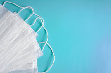 Beyaz antibakteriyel tıbbi maske mavi arka plan viral salgın hastalığına karşı koronavirüse karşı koruma