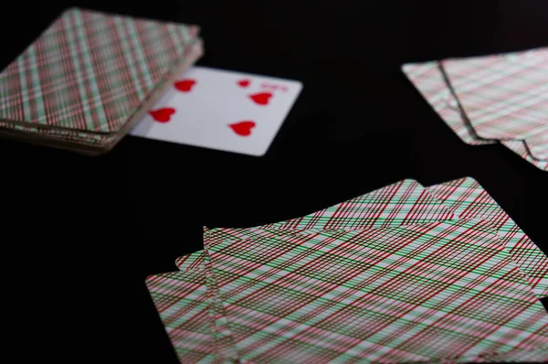 Играя Карты Черном Фоне Игорного Бизнеса — стоковое фото