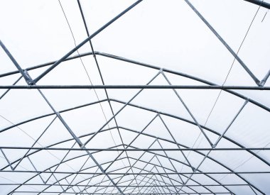 Bir seradaki metal boruların soyut tasarımı